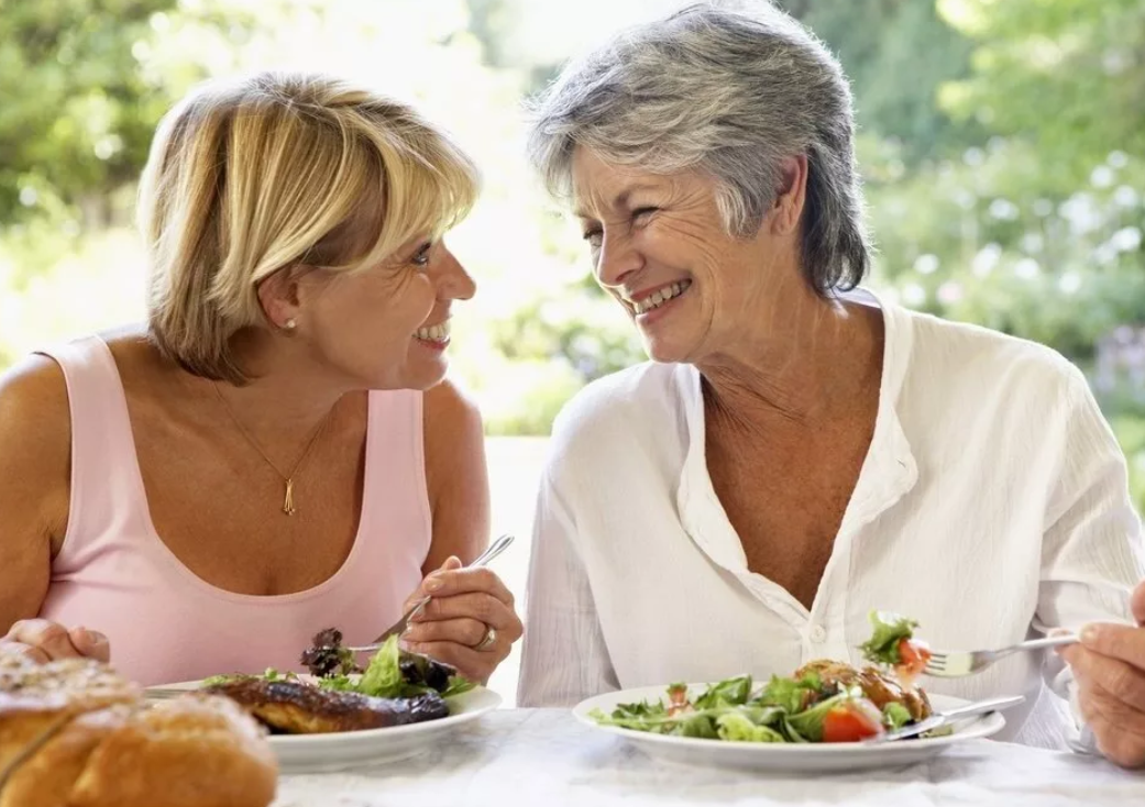Общение после 50. Женщина среднего возраста. Две подруги в возрасте. Правильное питание для пожилых. Две женщины средних лет.